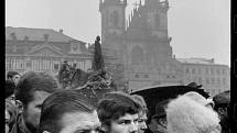 Fotograf Michal Tůma má monografii, která vyšla v prosinci 2014 v nakladatelství Foto Mida. Snímek z pohřbu Jana Palacha, cyklus Kde končí svět, 25. leden 1969.
