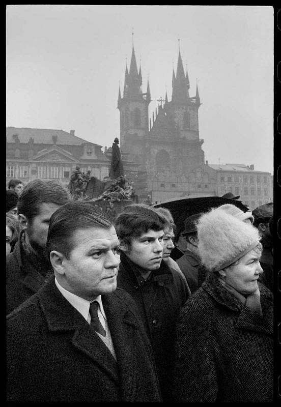 Fotograf Michal Tůma má monografii, která vyšla v prosinci 2014 v nakladatelství Foto Mida. Snímek z pohřbu Jana Palacha, cyklus Kde končí svět, 25. leden 1969.