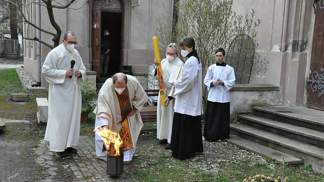 Zapálením paškálu začala na dvoře kláštera petrinů velikonoční vigilie, připomínající zmrtvýchvstání Ježíše Krista.