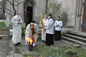 Zapálením paškálu začala na dvoře kláštera petrinů velikonoční vigilie, připomínající zmrtvýchvstání Ježíše Krista.