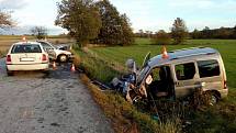 Mezi obcemi Kaliště a Zaliny u Českých Budějovic se ve středu odpoledne srazila tři auta. Čtyři lidé se těžce zranili.