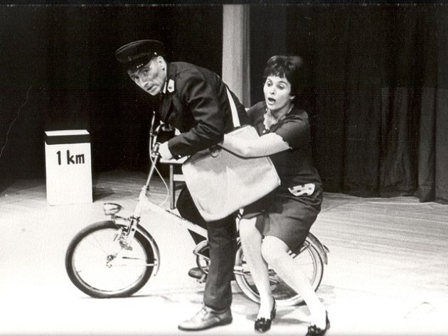Nejlíp je u nás. Představení podle Karla Valdaufa mělo ve Svinech premiéru roku 1973. Na snímku Karel Hašek a Gerta Hašková.