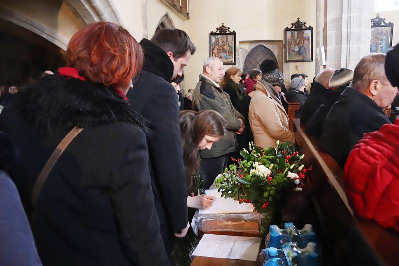 Pohřeb faráře Marcina Żelazného v Trhových Svinech.