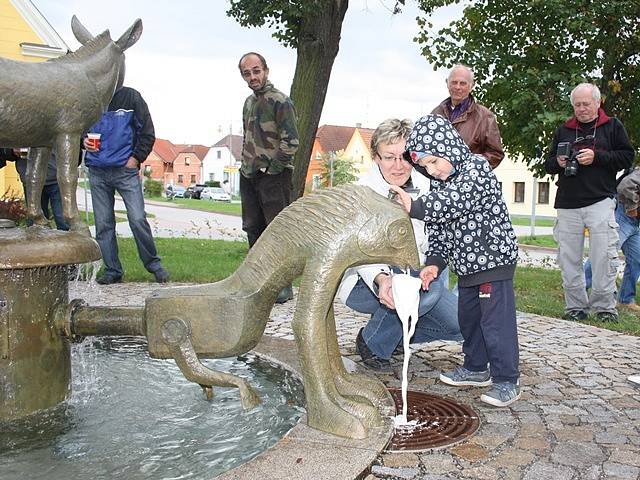 Nová kašna v Úsilném bude pokřtěna 28. září. Při té příležitosti z ní poteče pivo. Na snímku místní při zkoušce kašny.