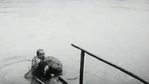 Záběr z filmu - baštýř Vojtěch likviduje pytlákům úlovky.