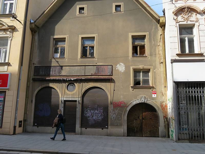 Ulice Českých Budějovic se pohybuje muž v sutaně s velkým dřevěným křížem, nejčastěji se má vyskytovat na Senovážném náměstí, kolem pošty a Lannově třídě.