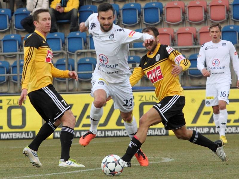 Tomáš Košut v zápase Dynama na Slovácku (1:1) uniká Benátovi a Herzánovi. 