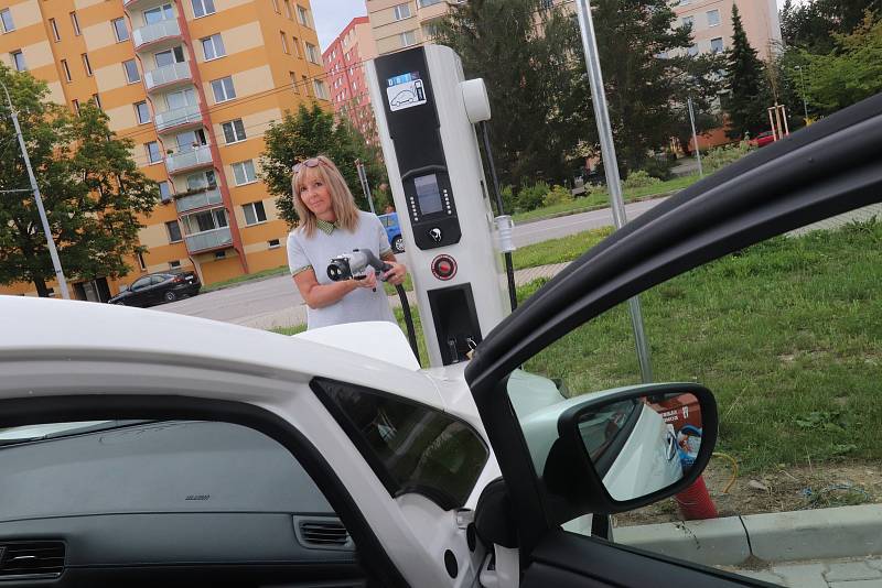 Dobíjecí stanice pro elektroauta ve Čtyřech Dvorech,na snímku Iva Valentová  dobíjí Nissana Leaf