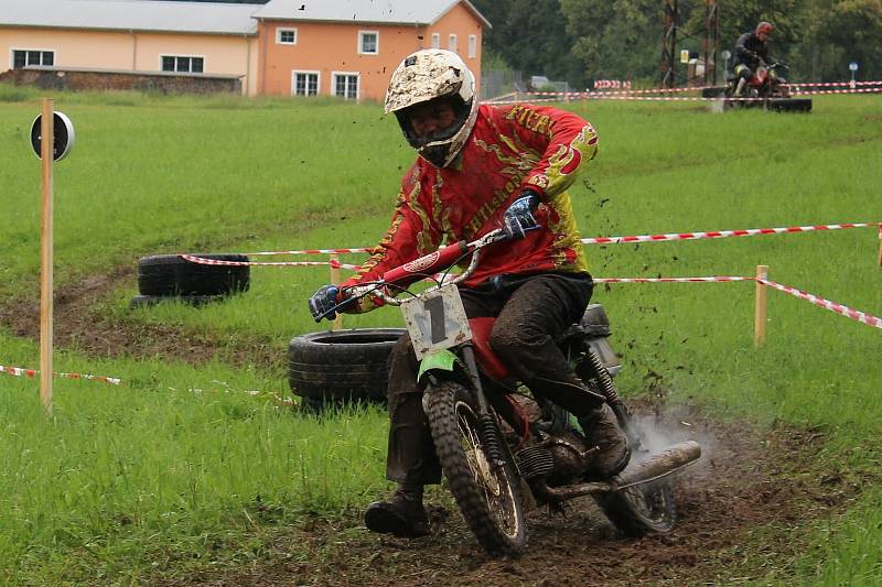 Fichtl cup Florida, terénní závod motocyklů Jawa 50 Pionýr, se jel u Hůrského rybníka u Adamova na Českobudějovicku.