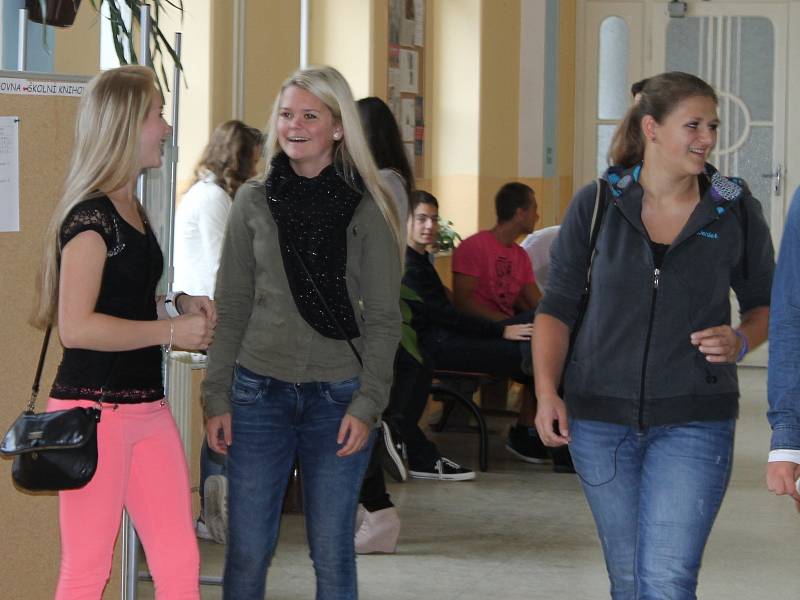 Studenti přišli po letních prázdninách poprvé do školy. První okamžiky nového školního roku trávili v družných hovorech na chodbách. 