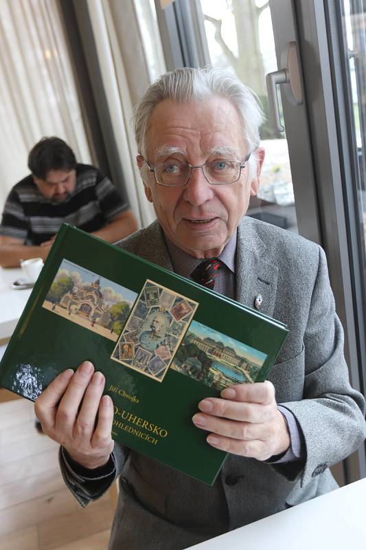 Numismatik, historik a pedagog Jiří Chvojka vydal před Vánoci publikaci pohlednic. Najdete v ní i pohledy z jihu Čech.