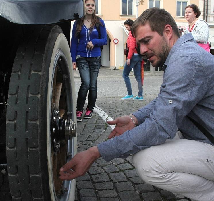 Křivonoska představila na náměstí v Budějovicích krásná historická auta a motocykly.