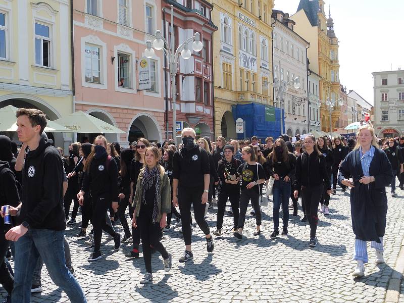 Budějovický majáles vyvrcholil v pátek 24. května tradičním průvodem městem. Studenti ze 17 škol prošli ulicemi centra v maskách. Dav mířil na Sokolský ostrov, kde program pokračoval volbou Krále majálesu. Navečer se zde tradičně koná hudební program.