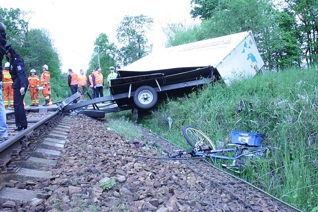 Srážka vlaku s německým autobusem na přejezdu u rybníka Bezdrev.