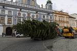 Příjezd vánočního stromu na českobudějovické náměstí.
