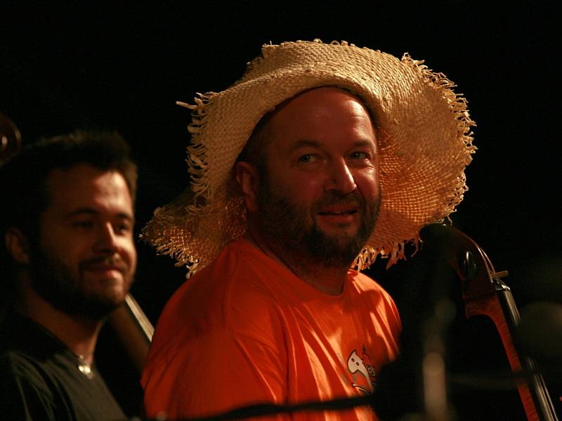Festival Okolo Třeboně 2014, jehož hlavní hvězdou byla skupina Kryštof. Na snímku Pavel Barnáš, ředitel festivalu, profesí violoncellista SOČR.