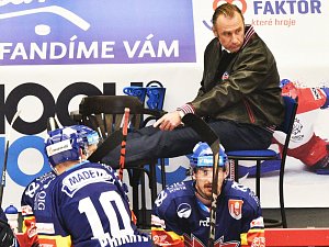 Pouhé dva zápasy vynechal trenér Motoru Václav Prospal kvůli operovanému kolenu. V neděli proti Zlínu už obětavě velel svým svěřencům na střídačce z barové stoličky.