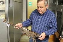  Expert Vladimír Hospodářský drží v rukou německou zbraň SG 44, nejstarší útočnou pušku světa. 