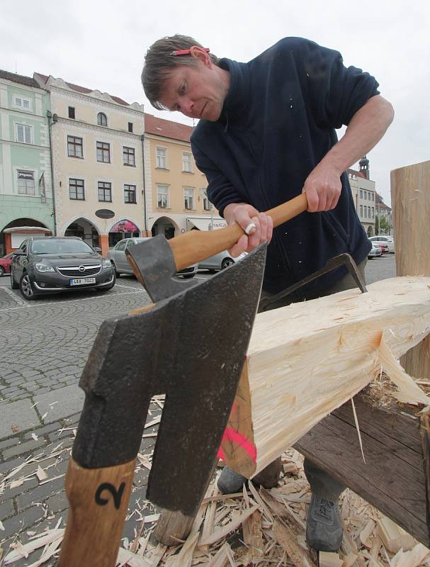 Velikonoční zvyky,tesání křížů na českobudějovickém náměstí