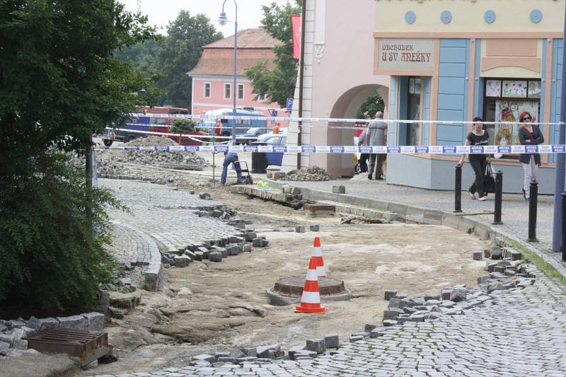 Obyvatelé města v pondělí pokračovali v likvidaci škod, které napáchal víkendový přívalový déšť.