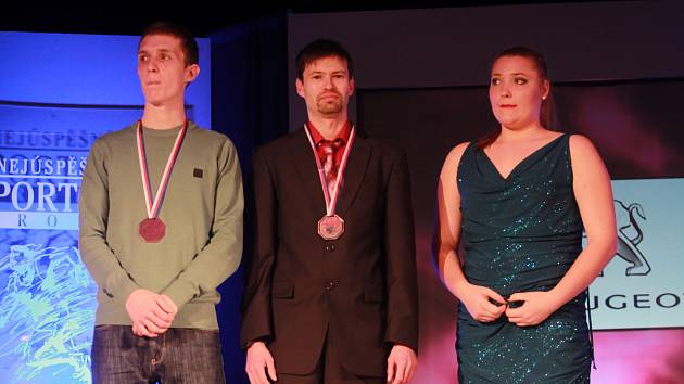 OCENĚNÍ. Kvadriatlonista Michal Háša (uprostřed) si při slavnostním vyhlášení ankety Sportovec roku Jihočeského kraje za rok 2013 na krk navlékl medaili za 9. místo.
