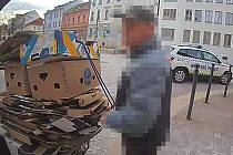 Oko městské kamery v Budějovicích například zachytilo muže, který k popelnicím přivážel odpad ve velkém.