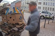 Oko městské kamery v Budějovicích například zachytilo muže, který k popelnicím přivážel odpad ve velkém.