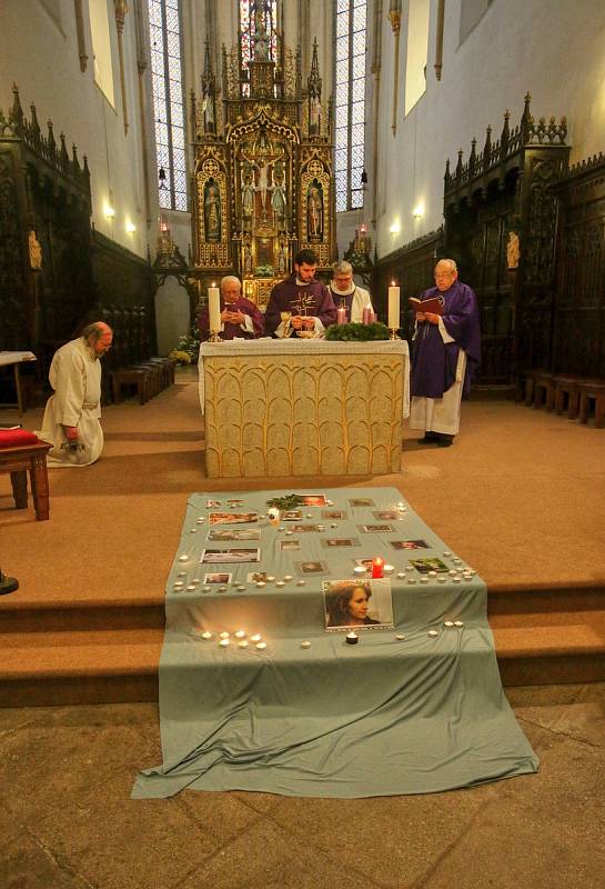 Druhou prosincovou neděli si lidé po celém světě připomínají památku  zemřelých dětí. Za svoje malé, ale i dospělé děti přišli zapálit svíčku jejich rodiče i sourozenci.