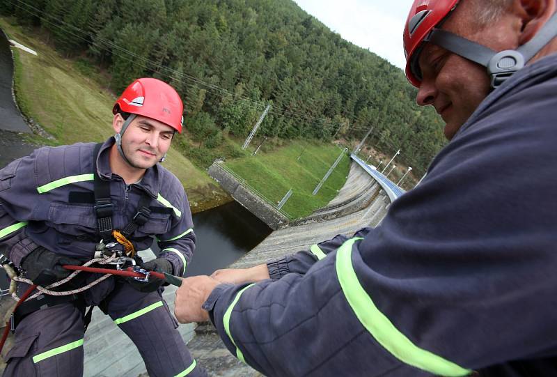 Lezecké cvičení hasičů na Husinecké přehradě