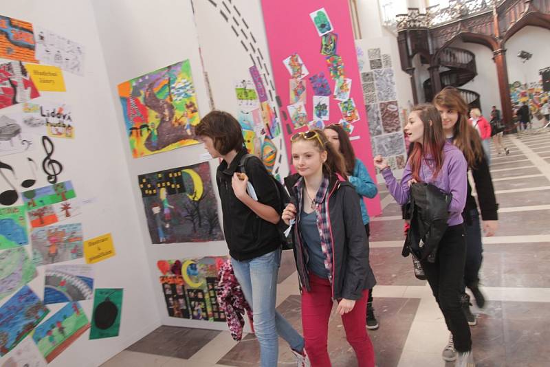 Na 1500 dětských prací nabízí výstava Když se hudba vybarví, která začala 2. dubna v hlubocké jízdárně Alšovy jihočeské galerie. Potrvá do 21. dubna a vstup je zdarma.