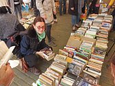 Z festivalového stanu na budějovickém náměstí si můžete ve středu a čtvrtek od 10 do 18 hodin odnést knihy zdarma.