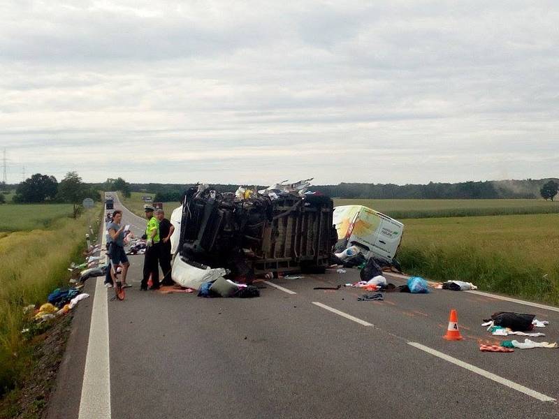 Dopravu na hlavním tahu mezi Českými Budějovicemi a Pískem komplikovala v pondělí odpoledne nehoda autobusu a dvou dodávek.