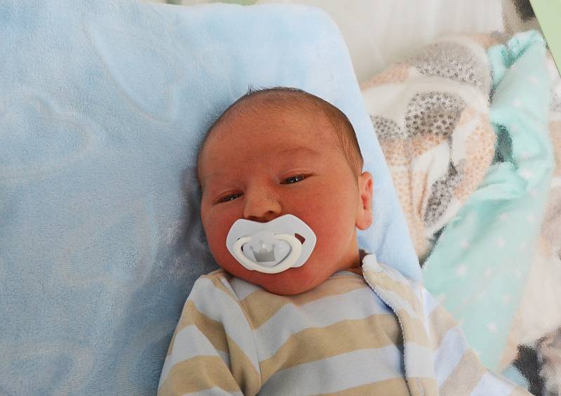 David Khuda ze Sedlice. Syn Maši a Ivana Khuda se narodil 16. 11. 2021 v 6.06 hodin. Při narození vážil 4150 g a měřil 54 cm. Doma se na brášku těšila Ema (2).