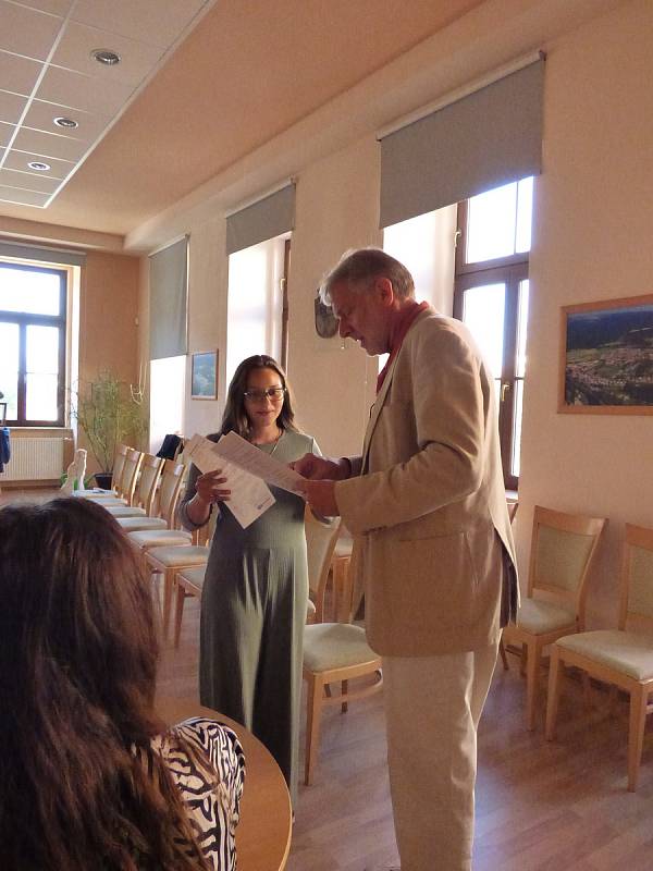 Předávání certifikátů žákům Základní školy v Hluboké nad Vltavou. To se na radnici uskutečnilo v pondělí 10. září.