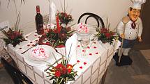 Kromě jiných se můžete v těchto dnech v rámci prezentace školy z Hněvkovic podívat také na ukázkově prostřený stůl pro zamilovanou dvojici. 
