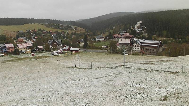 Šumavské vrcholy zbělely prvním sněhem této sezóny. Na snímku lyžařské středisko na Kvildě.