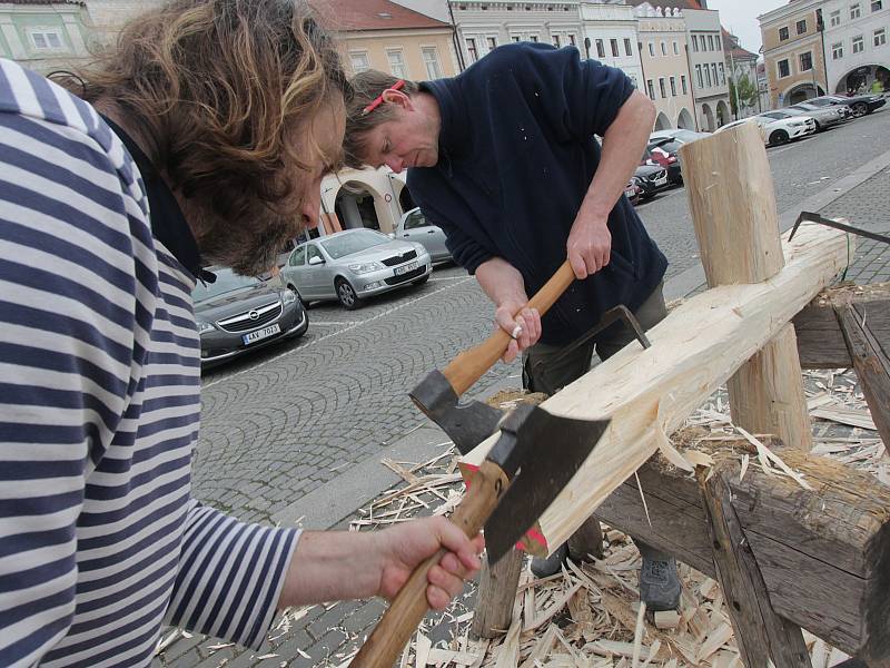 Velikonoční zvyky,tesání křížů na českobudějovickém náměstí