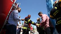 Temelínští hasiči cvičili evakuaci osob z hořící výškové budovy.