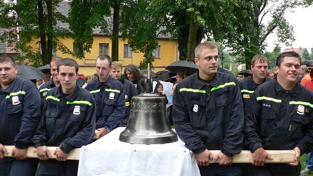 Velkou událostí bylo v Jílovicích na Českobudějovicku zavěšení nových zvonů do  věže kostela svatého Jakuba. 