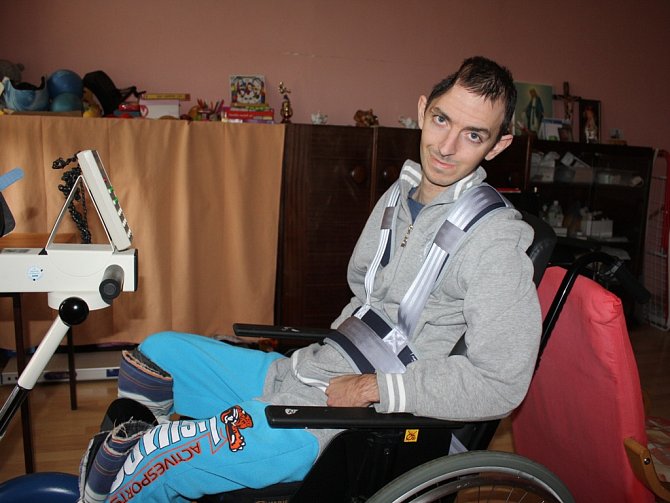 Při rehabilitaci Pavel využívá i motoped, s jehož nákupem pomohla letošní Tříkrálová sbírka.