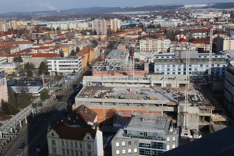 Zvětšené a modernější obchodní centrum na budějovické Pražské třídě se otevře koncem října.