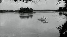 Rybník Opatovický a jeho zasněný ostrov. Tato přírodní lokalita posloužila filmovým štábům dvakrát, v roce 1932 a ještě v roce 1975.