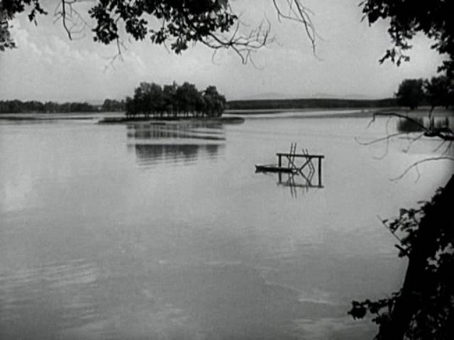 Rybník Opatovický a jeho zasněný ostrov. Tato přírodní lokalita posloužila filmovým štábům dvakrát, v roce 1932 a ještě v roce 1975.