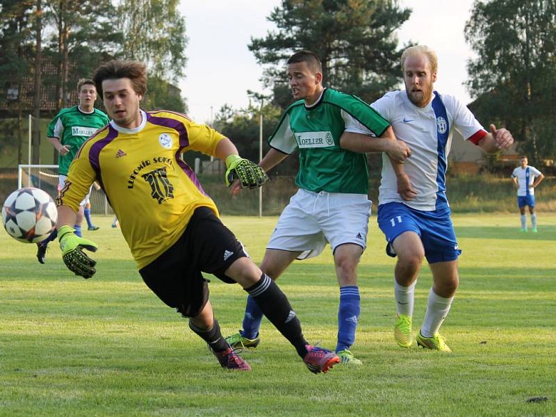 Rácik zasahuje V bílém hrající Dolní Bukovsko doma se Suchdolem (2:2) zachraňovalo bod gólem Jiřího Kliky v 89. minutě, kdy hrálo bez dvou vyloučených.