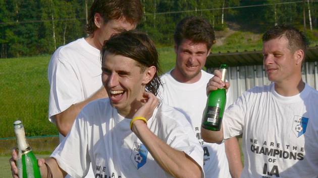 V loňské sezoně Olešník vyhrál I. A třídu (na snímku se raduje s lahví šampaňského Hanousek). Letos žádný z okresních zástupců na postup neaspiruje, týmy spíše mají opačné starosti. 