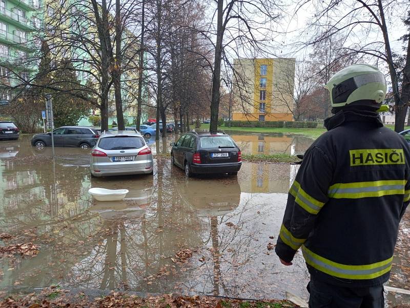 Havárie na vodovodním řadu v  Českých Budějovicích v Průběžné ulici 10. listopadu 2022.