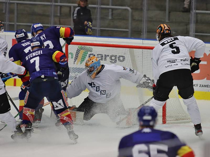 Hokejisté Motoru porazili v přípravném duelu Linec 6:4. Na snímku se před brankou hostujícího Thomase Honeckla snaží prosadit Jan Štencel, Martin Hanzl a Jakub Valský.