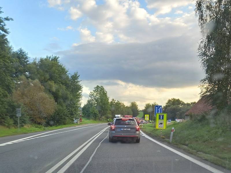 Cestu mezi Budějovicemi a Prahou často komplikují nehody. Na snímku havárie u Bystřice.