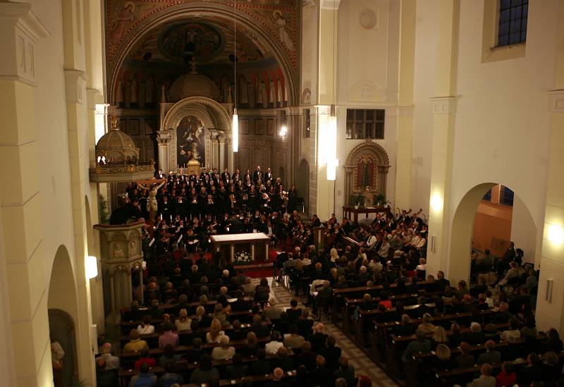 Verdiho requiem v podání Filharmonie Brno zazněl na závěř hudeních slavností Emy Destinové v kostele sv. Jana Nepomuckého v Českých Budějovicích. Dirigent Leoš Svárovský, sopran Katia Pellegrino, Český filharmonický sbor a další..