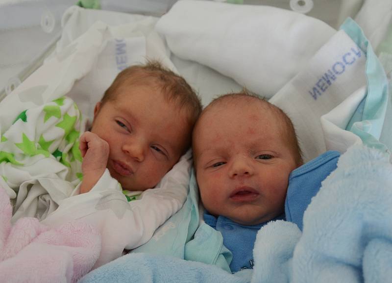 Jitka a Jan Brožkovi z Veselí nad Lužnicí. Rodiče Petra Novotná a Kamil Brožek se těší dvojnásobné radosti. Dvojčátka se narodila 20. 9. 2021. Jitka (vlevo) se narodila v 8.31 hodin a vážila 2850 g. Jan (vpravo) se narodil v 8.32 hodin a vážil 2850 g. Dom